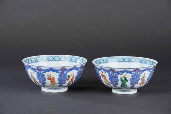 Coppia di ciotole in porcellana Famiglia Verde con figure di saggi entro riserve, Cina, Dinastia Qing, XIX secolo  - Asta Arte Orientale - Associazione Nazionale - Case d'Asta italiane