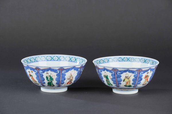 Coppia di ciotole in porcellana Famiglia Verde con figure di saggi entro riserve, Cina, Dinastia Qing, XIX secolo  - Asta Arte Orientale - Associazione Nazionale - Case d'Asta italiane