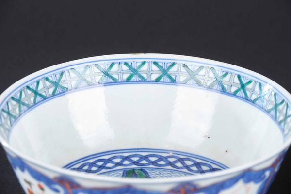 Coppia di ciotole in porcellana Famiglia Verde con figure di saggi entro riserve, Cina, Dinastia Qing, XIX secolo  - Asta Arte Orientale - Associazione Nazionale - Case d'Asta italiane