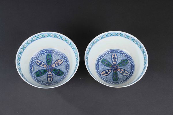 Coppia di ciotole in porcellana Famiglia Verde con figure di saggi entro riserve, Cina, Dinastia Qing, XIX secolo  - Asta Arte Orientale - Associazione Nazionale - Case d'Asta italiane