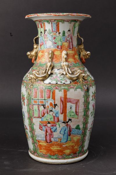 Vaso in porcellana Famiglia Rosa con decori floreali, scene di vita comune entro riserve, figure di draghetto e di leoncino a rilievo, Cina, Canton, Dinastia Qing, XIX secolo  - Asta Arte Orientale - Associazione Nazionale - Case d'Asta italiane