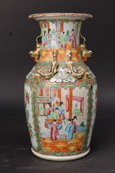 Vaso in porcellana Famiglia Rosa con decori floreali, scene di vita comune entro riserve, figure di draghetto e di leoncino a rilievo, Cina, Canton, Dinastia Qing, XIX secolo  - Asta Arte Orientale - Associazione Nazionale - Case d'Asta italiane