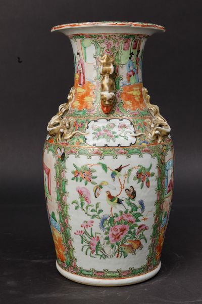 Vaso in porcellana Famiglia Rosa con decori floreali, scene di vita comune entro riserve, figure di draghetto e di leoncino a rilievo, Cina, Canton, Dinastia Qing, XIX secolo  - Asta Arte Orientale - Associazione Nazionale - Case d'Asta italiane