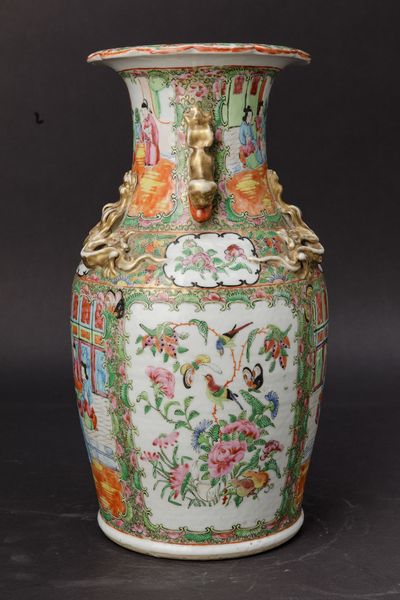Vaso in porcellana Famiglia Rosa con decori floreali, scene di vita comune entro riserve, figure di draghetto e di leoncino a rilievo, Cina, Canton, Dinastia Qing, XIX secolo  - Asta Arte Orientale - Associazione Nazionale - Case d'Asta italiane