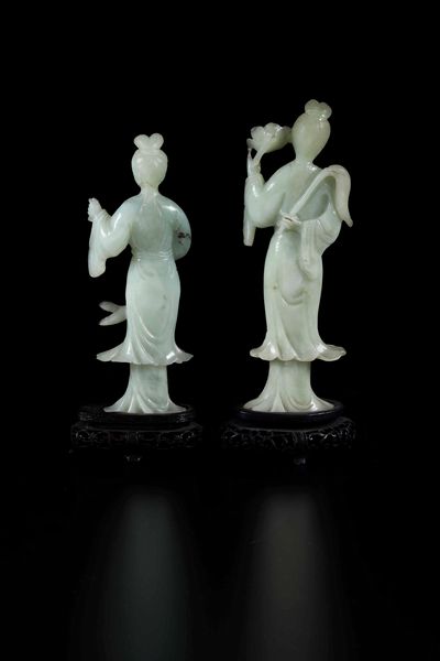 Due sculture in giada Celadon raffiguranti fanciulle con fiore e piccolo vaso, Cina, XX secolo  - Asta Arte Orientale - Associazione Nazionale - Case d'Asta italiane