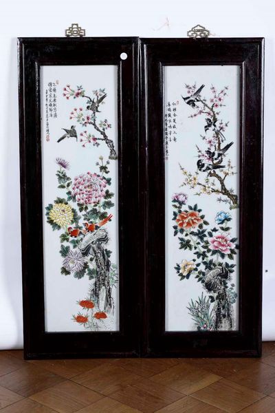 Coppia di placche in porcellana raffiguranti soggetti naturalistici con uccellini, peonie in fiore e iscrizioni, Cina, XX secolo  - Asta Arte Orientale - Associazione Nazionale - Case d'Asta italiane