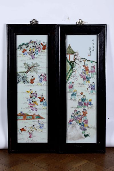 Coppia di placche in porcellana raffiguranti bambini che giocano con iscrizione, Cina, XX secolo  - Asta Arte Orientale - Associazione Nazionale - Case d'Asta italiane