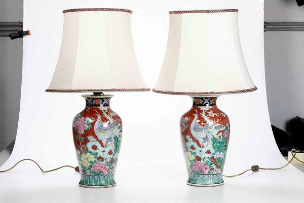 Coppia di vasi in porcellana raffiguranti fenici e peonie in fiore su fondo rosso, Cina, Dinastia Qing, XIX secolo  - Asta Arte Orientale - Associazione Nazionale - Case d'Asta italiane
