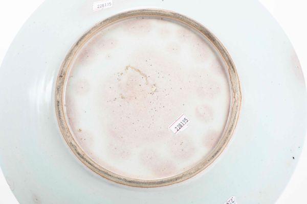 Piatto in porcellana monocroma Celadon con sfumature lavanda, Cina, Dinastia Qing, XVIII secolo  - Asta Arte Orientale - Associazione Nazionale - Case d'Asta italiane