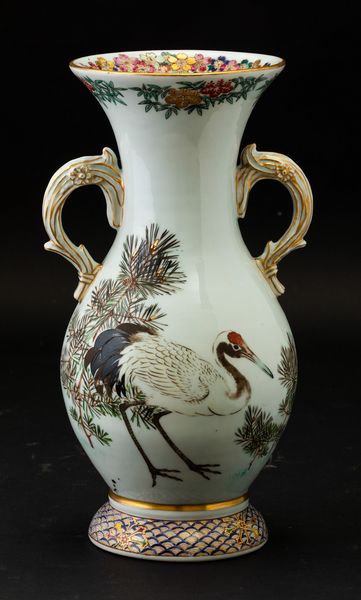 Vaso in porcellana a doppia ansa con lumeggiature in color oro e figure di gru entro paesaggio, Giappone, periodo Meiji (1868-1912)  - Asta Arte Orientale - Associazione Nazionale - Case d'Asta italiane