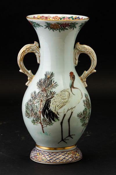 Vaso in porcellana a doppia ansa con lumeggiature in color oro e figure di gru entro paesaggio, Giappone, periodo Meiji (1868-1912)  - Asta Arte Orientale - Associazione Nazionale - Case d'Asta italiane