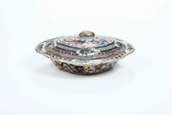 Portavivande in porcellana con coperchio, figure di draghi tra le nuvole e soggetti naturalistici entro riserve, Cina, Dinastia Qing, XIX secolo  - Asta Arte Orientale - Associazione Nazionale - Case d'Asta italiane