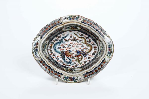 Portavivande in porcellana con coperchio, figure di draghi tra le nuvole e soggetti naturalistici entro riserve, Cina, Dinastia Qing, XIX secolo  - Asta Arte Orientale - Associazione Nazionale - Case d'Asta italiane