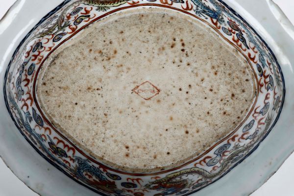 Portavivande in porcellana con coperchio, figure di draghi tra le nuvole e soggetti naturalistici entro riserve, Cina, Dinastia Qing, XIX secolo  - Asta Arte Orientale - Associazione Nazionale - Case d'Asta italiane