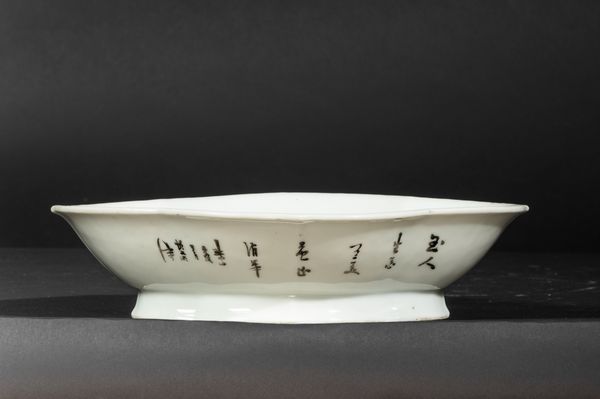 Piccola alzata in porcellana Famiglia Rosa con fanciulle entro paesaggio e iscrizione, Cina, Dinastia Qing, XIX secolo  - Asta Arte Orientale - Associazione Nazionale - Case d'Asta italiane