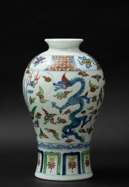 Vaso in porcellana a smalti Ducai con draghi tra le nuvole e soggetti naturalistici entro riserve, Cina, Dinastia Qing, XIX secolo  - Asta Arte Orientale - Associazione Nazionale - Case d'Asta italiane