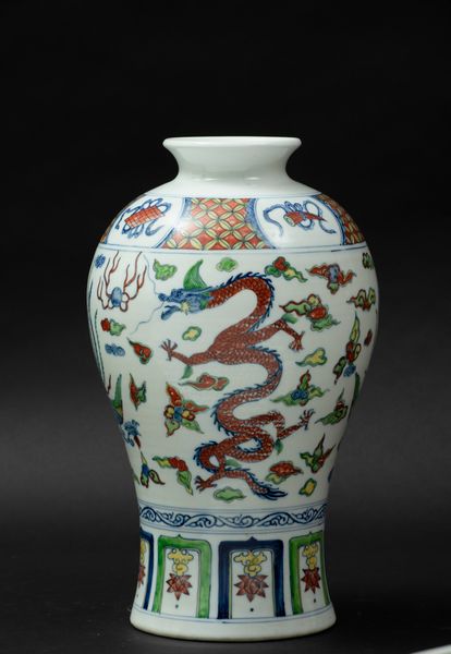 Vaso in porcellana a smalti Ducai con draghi tra le nuvole e soggetti naturalistici entro riserve, Cina, Dinastia Qing, XIX secolo  - Asta Arte Orientale - Associazione Nazionale - Case d'Asta italiane