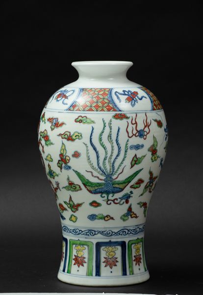 Vaso in porcellana a smalti Ducai con draghi tra le nuvole e soggetti naturalistici entro riserve, Cina, Dinastia Qing, XIX secolo  - Asta Arte Orientale - Associazione Nazionale - Case d'Asta italiane