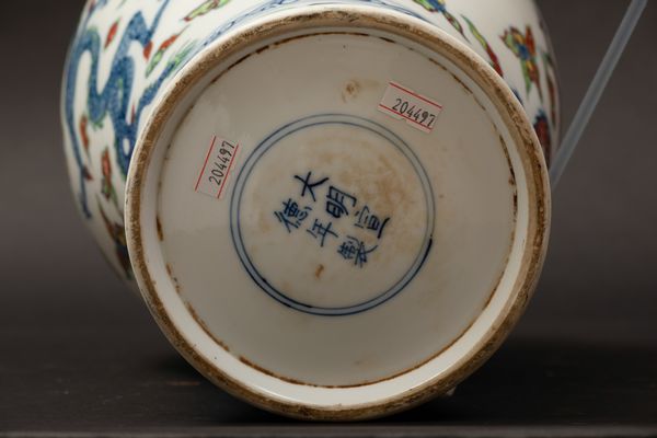 Vaso in porcellana a smalti Ducai con draghi tra le nuvole e soggetti naturalistici entro riserve, Cina, Dinastia Qing, XIX secolo  - Asta Arte Orientale - Associazione Nazionale - Case d'Asta italiane