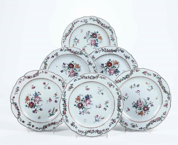 Sei piatti in porcellana Compagnie delle Indie con decori floreali e motivi a ghirlanda, Cina, Dinastia Qing, XVIII secolo  - Asta Arte Orientale - Associazione Nazionale - Case d'Asta italiane