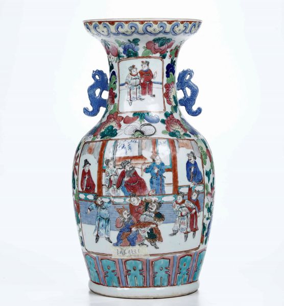 Vaso in porcellana con anse sagomate e scene di vita di corte entro riserve, Cina, Dinastia Qing, XIX secolo  - Asta Arte Orientale - Associazione Nazionale - Case d'Asta italiane
