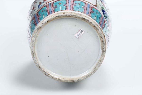 Vaso in porcellana con anse sagomate e scene di vita di corte entro riserve, Cina, Dinastia Qing, XIX secolo  - Asta Arte Orientale - Associazione Nazionale - Case d'Asta italiane