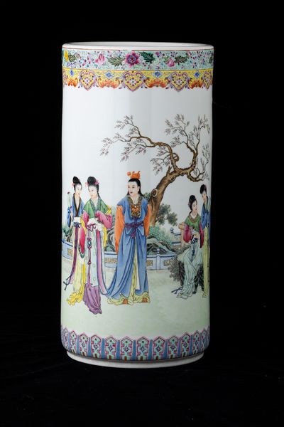 Vaso cilindrico in porcellana sui toni della Famiglia Rosa raffigurante cortigiane entro paesaggio e iscrizioni, Cina, Repubblica, XX secolo  - Asta Arte Orientale - Associazione Nazionale - Case d'Asta italiane