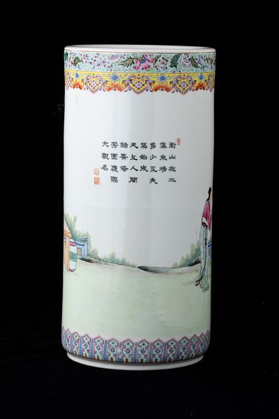 Vaso cilindrico in porcellana sui toni della Famiglia Rosa raffigurante cortigiane entro paesaggio e iscrizioni, Cina, Repubblica, XX secolo  - Asta Arte Orientale - Associazione Nazionale - Case d'Asta italiane