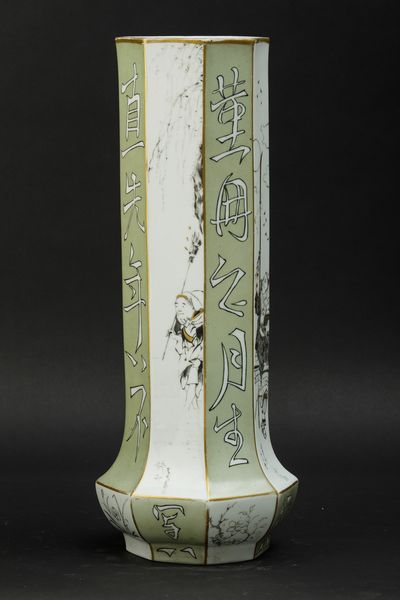 Vaso in porcellana con figure di guerrieri, iscrizioni e lumeggiature color oro, Giappone, periodo Meiji (1868-1912)  - Asta Arte Orientale - Associazione Nazionale - Case d'Asta italiane