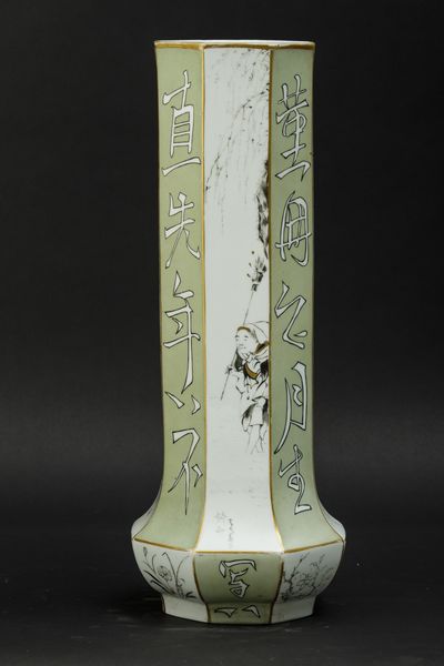 Vaso in porcellana con figure di guerrieri, iscrizioni e lumeggiature color oro, Giappone, periodo Meiji (1868-1912)  - Asta Arte Orientale - Associazione Nazionale - Case d'Asta italiane