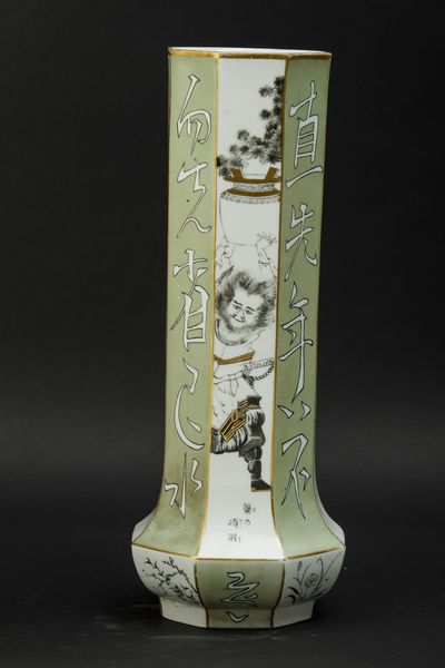 Vaso in porcellana con figure di guerrieri, iscrizioni e lumeggiature color oro, Giappone, periodo Meiji (1868-1912)  - Asta Arte Orientale - Associazione Nazionale - Case d'Asta italiane
