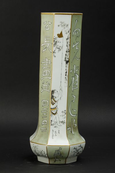 Vaso in porcellana con figure di guerrieri, iscrizioni e lumeggiature color oro, Giappone, periodo Meiji (1868-1912)  - Asta Arte Orientale - Associazione Nazionale - Case d'Asta italiane