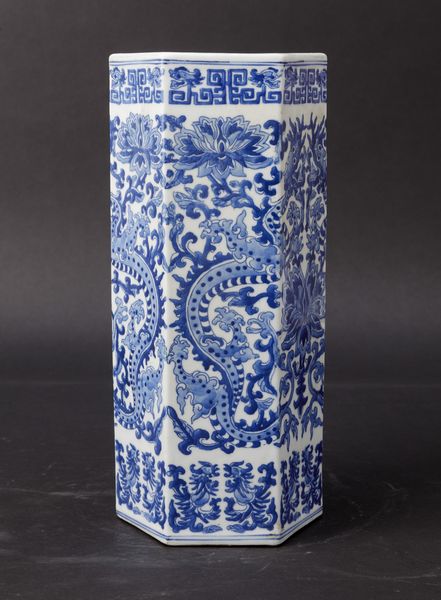 Vaso in porcellana bianca e blu a sezione esagonale figure di fenici, draghi e decori floreali, Cina, Dinastia Qing, fine XIX secolo  - Asta Arte Orientale - Associazione Nazionale - Case d'Asta italiane