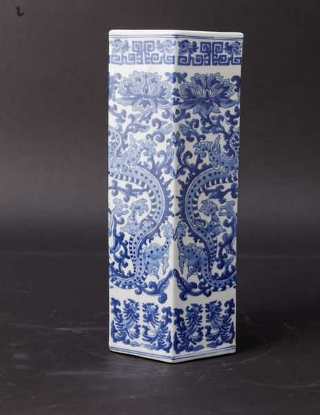 Vaso in porcellana bianca e blu a sezione esagonale figure di fenici, draghi e decori floreali, Cina, Dinastia Qing, fine XIX secolo  - Asta Arte Orientale - Associazione Nazionale - Case d'Asta italiane