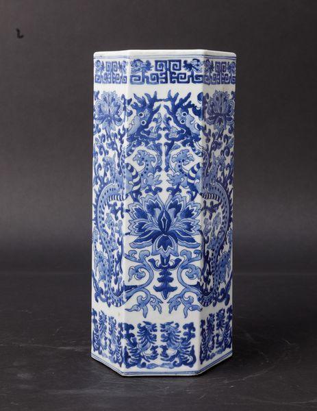 Vaso in porcellana bianca e blu a sezione esagonale figure di fenici, draghi e decori floreali, Cina, Dinastia Qing, fine XIX secolo  - Asta Arte Orientale - Associazione Nazionale - Case d'Asta italiane