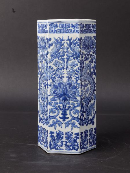 Vaso in porcellana bianca e blu a sezione esagonale figure di fenici, draghi e decori floreali, Cina, Dinastia Qing, fine XIX secolo  - Asta Arte Orientale - Associazione Nazionale - Case d'Asta italiane
