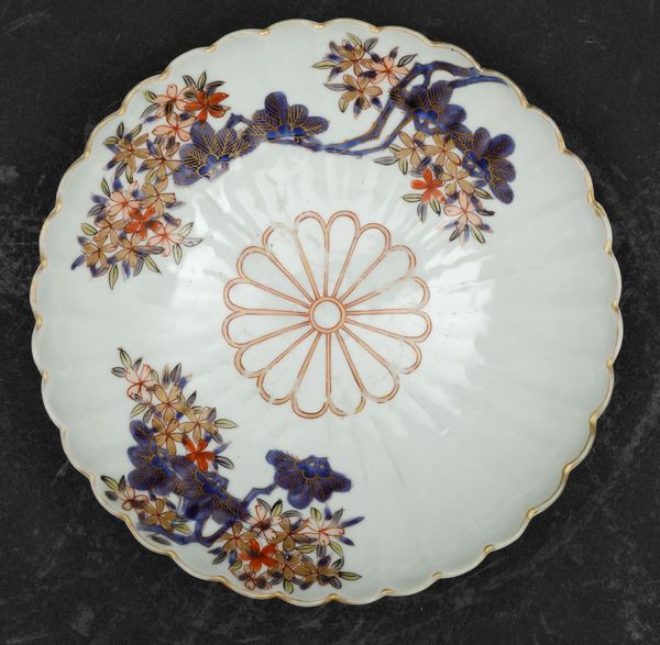 Piatto in porcellana Imari con decoro di rami in fiore, Giappone, periodo Meiji (1868-1912)  - Asta Arte Orientale - Associazione Nazionale - Case d'Asta italiane