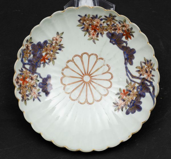 Piatto in porcellana Imari con decoro di rami in fiore, Giappone, periodo Meiji (1868-1912)  - Asta Arte Orientale - Associazione Nazionale - Case d'Asta italiane