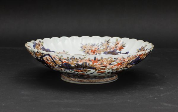 Piatto in porcellana Imari con decoro di rami in fiore, Giappone, periodo Meiji (1868-1912)  - Asta Arte Orientale - Associazione Nazionale - Case d'Asta italiane