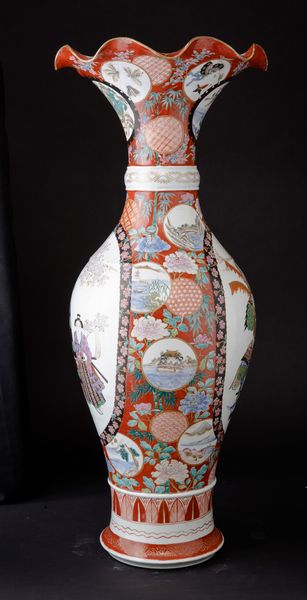 Coppia di vasi in porcellana Kutani con decori floreali e cavalieri entro riserve, Giappone, periodo Meiji (1868-1912)  - Asta Arte Orientale - Associazione Nazionale - Case d'Asta italiane