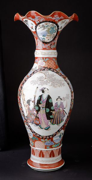 Coppia di vasi in porcellana Kutani con decori floreali e cavalieri entro riserve, Giappone, periodo Meiji (1868-1912)  - Asta Arte Orientale - Associazione Nazionale - Case d'Asta italiane