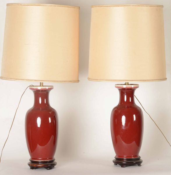 Coppia di vasi in porcellana monocroma color sangue di bue, Cina, Dinastia Qing, XIX secolo  - Asta Arte Orientale - Associazione Nazionale - Case d'Asta italiane