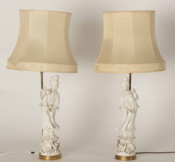 Coppia di figure di fanciulle con fiori in porcellana Blanc de Chine, Cina, Dinastia Qing, XIX secolo  - Asta Arte Orientale - Associazione Nazionale - Case d'Asta italiane