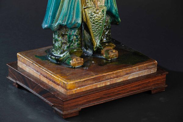 Figura di guerriero in ceramica invetriata, Cina  - Asta Arte Orientale - Associazione Nazionale - Case d'Asta italiane