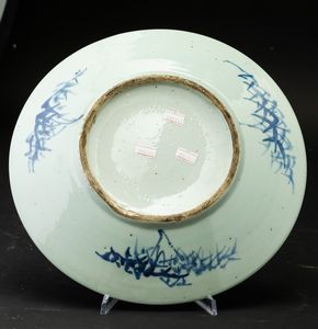 Piatto in porcellana bianca e blu con raffigurazione di paesaggio con pagode, Cina, Dinastia Qing, epoca Qianlong (1736-1796)  - Asta Arte Orientale - Associazione Nazionale - Case d'Asta italiane