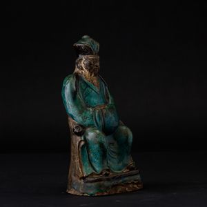 Figura di dignitario seduto in terracotta invetriata nei toni del turchese, Cina, Dinastia Ming, XVII secolo  - Asta Arte Orientale - Associazione Nazionale - Case d'Asta italiane