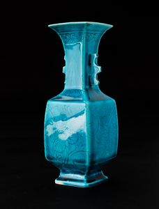 Piccolo vaso con anse sagomate in terracotta invetriata color turchese con decori floreali incisi, Cina, Dinastia Qing, epoca Kangxi (1662-1722)  - Asta Arte Orientale - Associazione Nazionale - Case d'Asta italiane