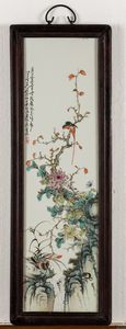 Coppia di placche in porcellana raffiguranti soggetti naturalistici con uccellini tra rami in fiore e iscrizioni, Cina, XX secolo  - Asta Arte Orientale - Associazione Nazionale - Case d'Asta italiane