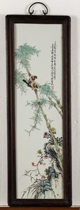 Coppia di placche in porcellana raffiguranti soggetti naturalistici con uccellini tra rami in fiore e iscrizioni, Cina, XX secolo  - Asta Arte Orientale - Associazione Nazionale - Case d'Asta italiane