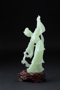 Figura di fanciulla danzante scolpita in giada verde, Cina, XX secolo  - Asta Arte Orientale - Associazione Nazionale - Case d'Asta italiane